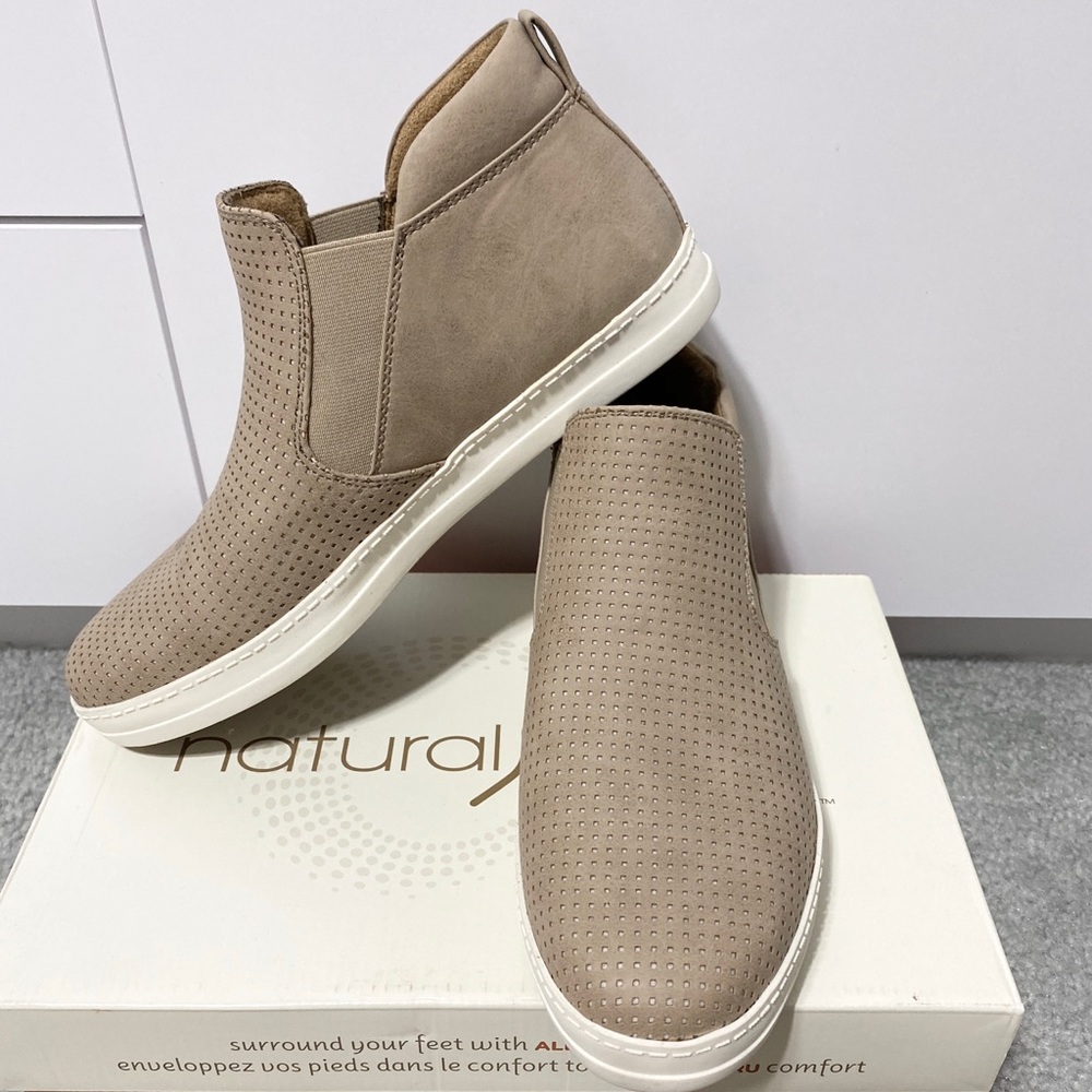 NEW High Top Slip On Naturalizer Shoe in Buff Sz 8